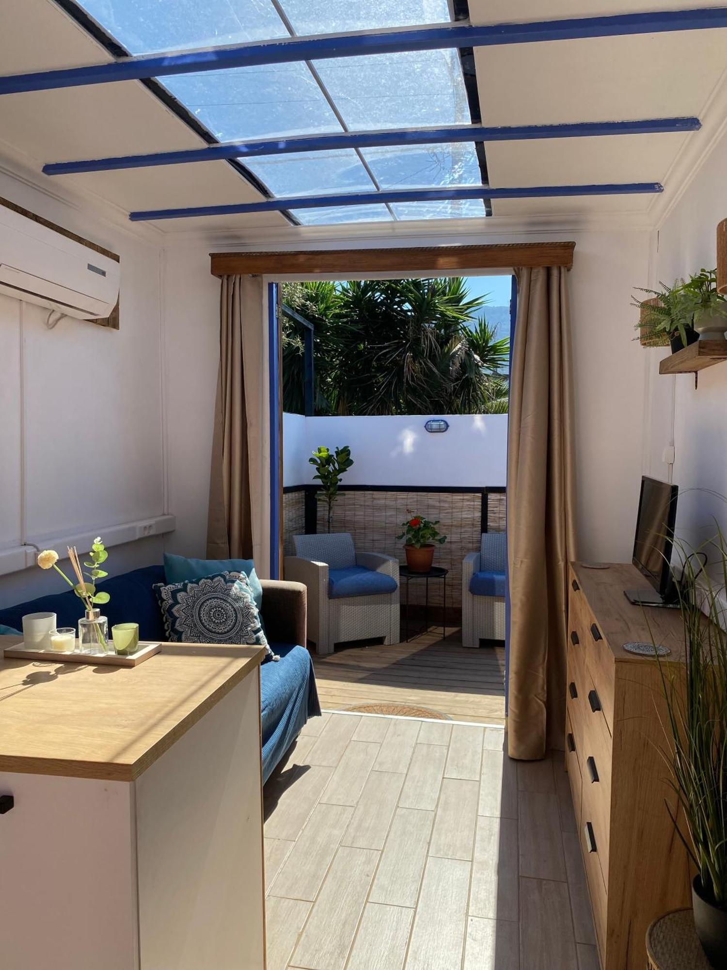 The Horsebox A Tiny * Souda