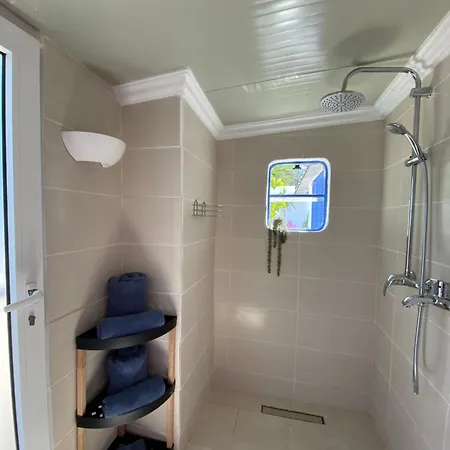 The Horsebox A Tiny Villa Суда Экстерьер фото