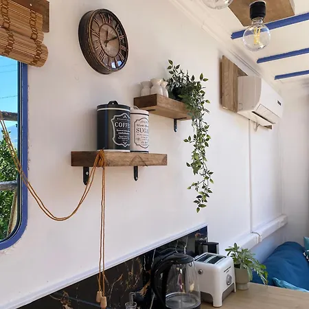 The Horsebox A Tiny Villa Суда Экстерьер фото