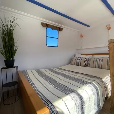 The Horsebox A Tiny Villa Суда Экстерьер фото