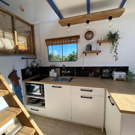 The Horsebox A Tiny Villa Суда Экстерьер фото