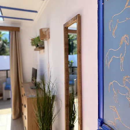 The Horsebox A Tiny Villa Суда Экстерьер фото