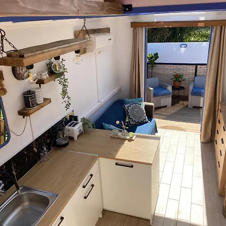 The Horsebox A Tiny Villa Суда Экстерьер фото