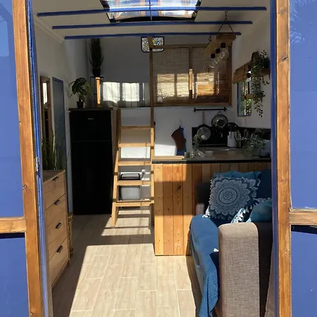 The Horsebox A Tiny Villa Суда Экстерьер фото