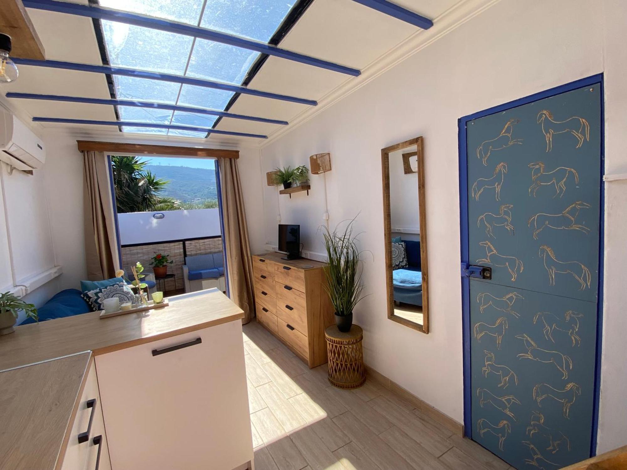 The Horsebox A Tiny * Souda